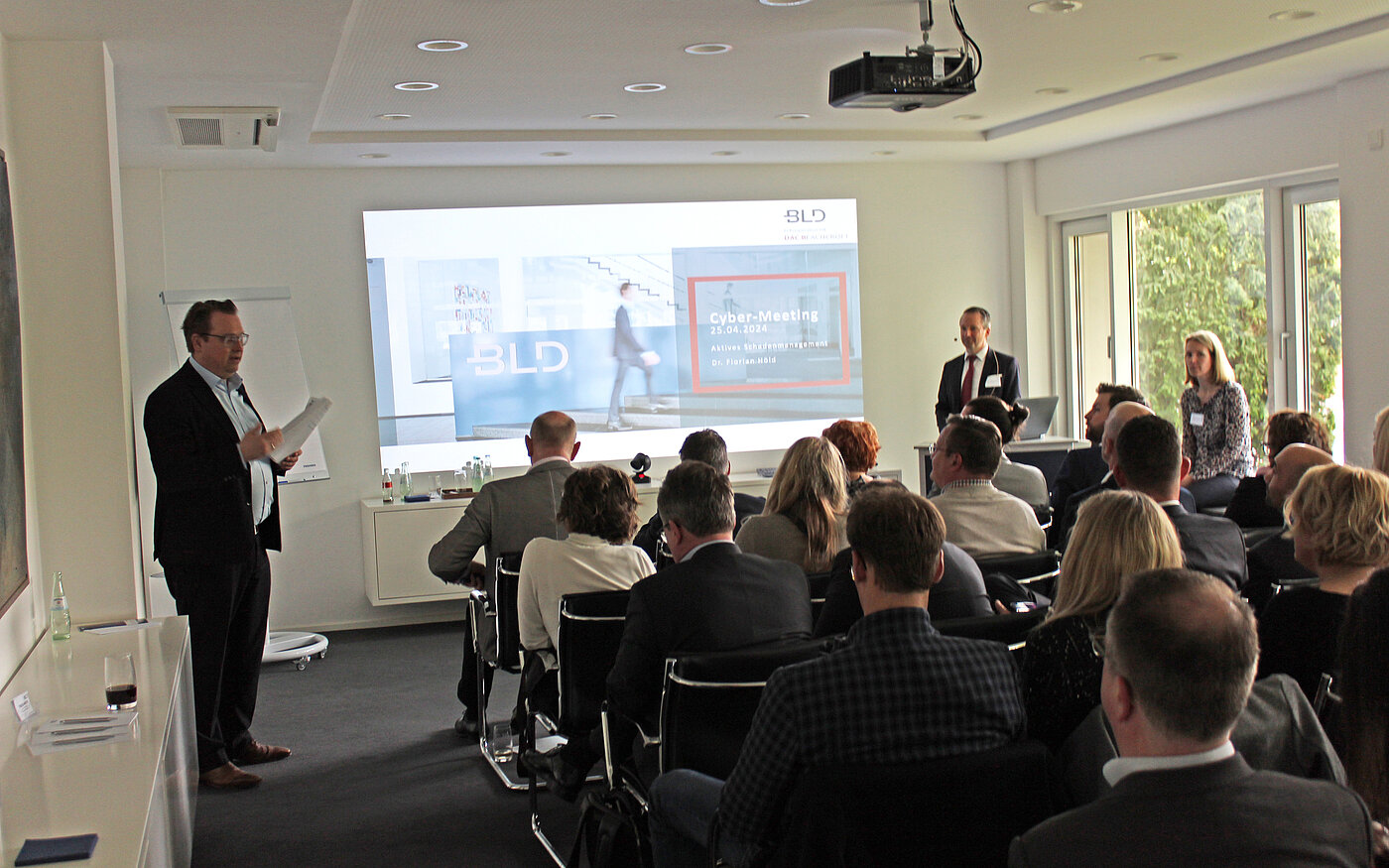 Das Bild entstand auf dem zweiten Cyber-Meeting. Auf dem Bild sieht man die Teilnehmer, welche auf den Stühlen sitzen und dem Meeting zu hören.