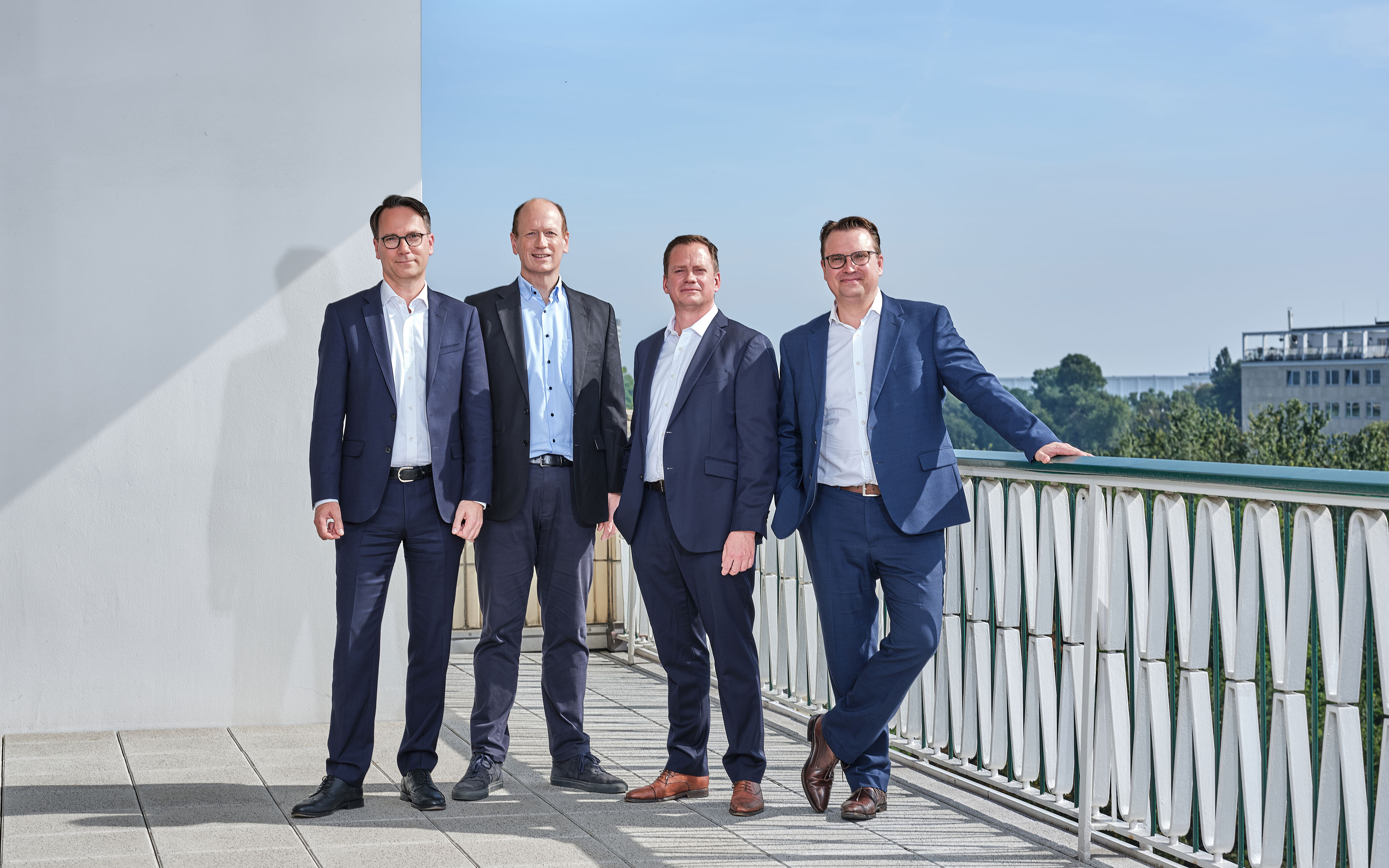 Es ist ein BLD Imagebild. Es sind die vier Geschäftsführer von BLD zu sehen (von rechts nach links: Björn Seitz, Dr. Joachim Grote, Dr. Martin Alexander, LL.M., Bastian Finkel (v.l.) ) Das Foto ist auf dem Balkon des Kölner Standorts geschossen wurden.