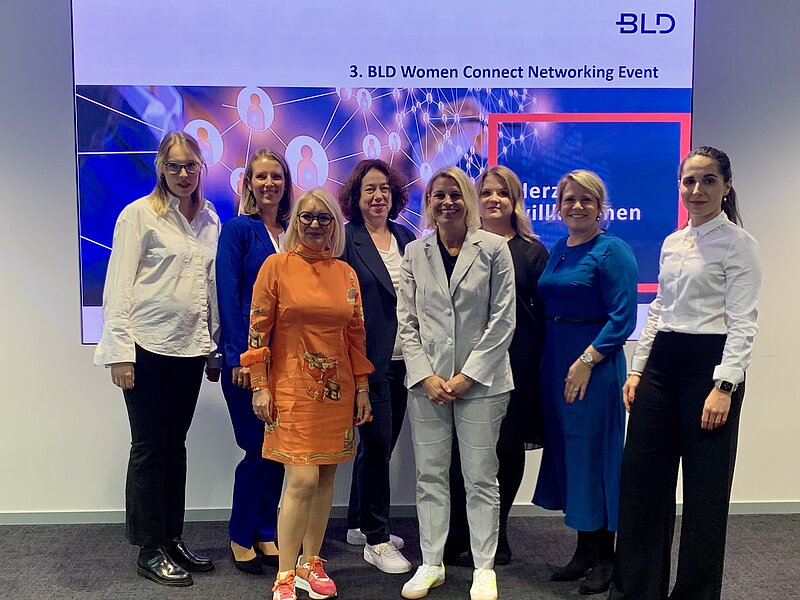 Das Bild entstand auf dem dritten BLD Women Connect Event in München. Auf dem Bild sind acht Frauen zusehen wie die Gatsreferentin Anouk Ellen Susan (M.A.), den Münchener BLD-Referentinnen Hannah Ellsässer und Maria Rastel, unserem Women Connect Team rund um Christina Eckes, Judith Schöningh LL.M., Christiane Osterspey und Yvonne Waszick.