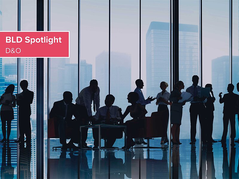 Auf dem Bild sieht man eine moderne Büroumgebung mit mehreren Arbeiter:innen.