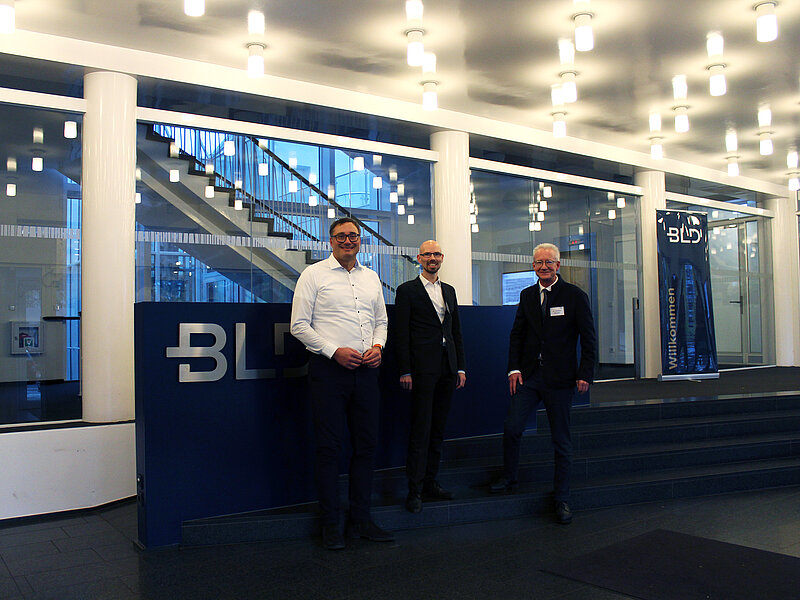 Das Bild wurde im Eingangsbereich des kölner Büros während des BLd-Meetings zur Bau- und Architektenhaftung. Auf dem Bild sind drei BLD-Anwälte.