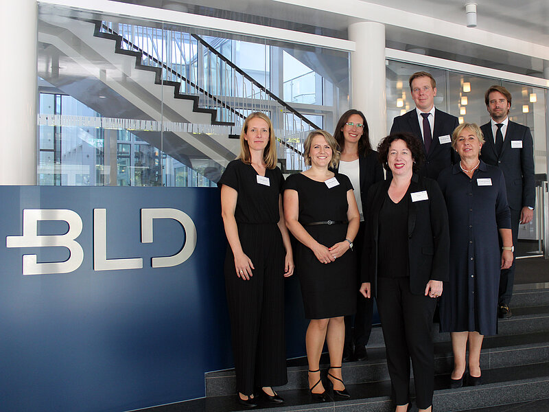 Das Gruppenfoto entstand im Eingangsbereich des kölner Standoerts vor dem BLD Logo. Auf dem Bild sind zu sehen, PD Dr. Dominik Schäfers, LL.M., Clara Zöll, Dr. Alexander Beyer, Christina Eckes, Christiane Osterspey und Judith Schöningh, LL.M..